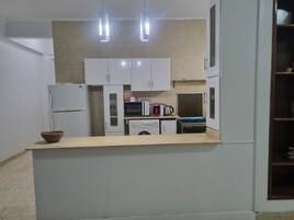 Refrigerador con freezer, microondas, horno, lavavajillas