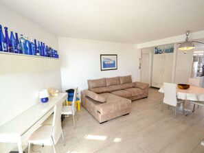 TV - Cosy apartment for 5 people with WIFI, A/C, TV and terrace (Salou)