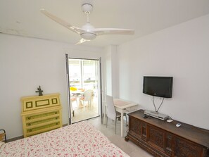 2 bedrooms, iron/ironing board, travel cot, free WiFi - Cosy apartment for 5 people with WIFI, A/C, TV and terrace (Salou)
