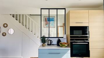 Réfrigérateur, micro-ondes, four, plaque de cuisson