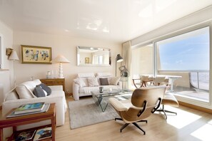 TV - Facing the sea: Les Vagues Bauloises (La Baule-Escoublac)