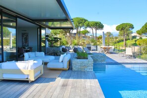 Een verwarmd zwembad