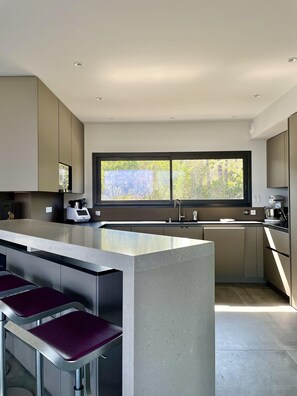 Een koelkast, een microgolfoven, een oven, een vaatwasser