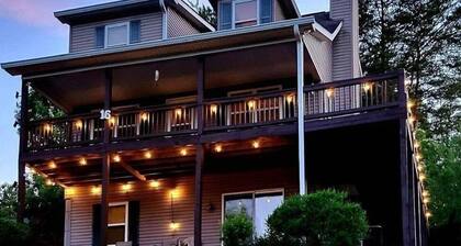 Spacious mountain home in Helen Georgia! Innsbruck community HOT TUB! FIRE PIT!
