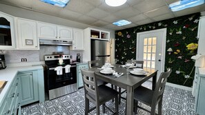 Private kitchen - Large White House, Sleep 14+, Beach, Game Rooms (Gulfport)