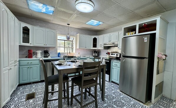 Private kitchen - Large White House, Sleep 14+, Beach, Game Rooms (Gulfport)