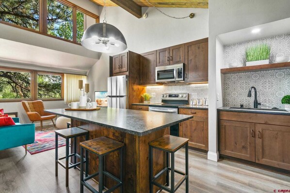 冷蔵庫、電子レンジ、オーブン、コンロ