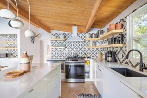 Kylskåp, mikrovågsugn, ugn och spishäll