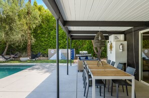 Outdoor dining - Earthy Modern Main House + Casita- Dogs OK! (Palm Springs)