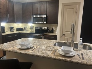 Mikrovågsugn, ugn, spishäll och diskmaskin