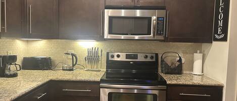 Een microgolfoven, een oven, een kookplaat, een vaatwasser