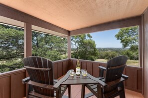 Property grounds - Red Oak Cabin | Newly Renovated | Great Views (Fredericksburg)