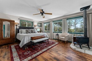 2 室のベッドルーム、アイロン / アイロン台、WiFi (無料)、ベッドシーツ