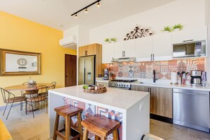 Réfrigérateur, four à micro-ondes, un four, surface de cuisson