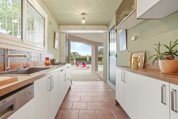 Køleskab, mikrobølgeovn, ovn, kogeplade