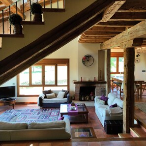 Una chimenea, un reproductor de DVD