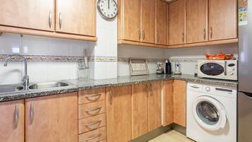 Een koelkast, een microgolfoven, een oven, een kookplaat