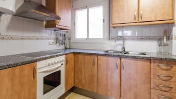 Frigorífico, microondas, horno y placa de cocina