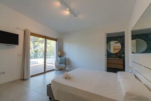 4 bedrooms, iron/ironing board, free WiFi, bed sheets