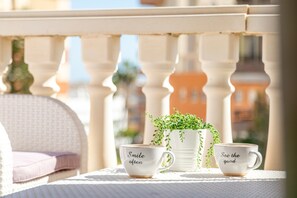 Outdoor dining - Apartment 'Juan De La Cierva Playa' with Sea View, Wi-Fi and Air Conditioning (El Campello)