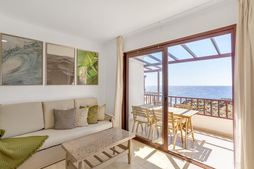 VV Isla Bonita- C - 84' with Sea View, Shared Pool and Wi-Fi