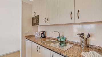 Køleskab, mikrobølgeovn, kogeplade, kaffe-/temaskine