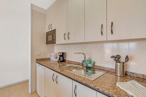 Kühlschrank, Mikrowelle, Herdplatte, Wasserkocher mit Kaffee-/Teezubehör