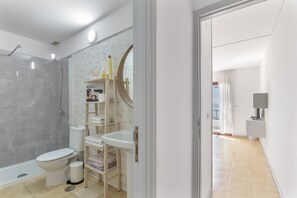Shower, towels - Apartment 'Isla Bonita- A - 29' with Sea View, Shared Pool and Wi-Fi (Los Cancajos)