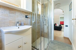 Shower, hair dryer, towels - Holiday Home 'Olmi' with Private Terrace, Wi-Fi and Air Conditioning (Quartu Sant'Elena)