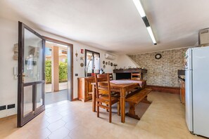 Dining - Holiday Home 'Olmi' with Private Terrace, Wi-Fi and Air Conditioning (Quartu Sant'Elena)
