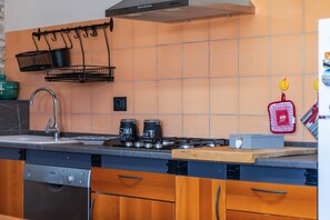 Fridge, microwave, stovetop, dishwasher - Holiday Home 'Olmi' with Private Terrace, Wi-Fi and Air Conditioning (Quartu Sant'Elena)