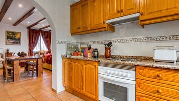 Een koelkast, een magnetron, een oven, een kookplaat