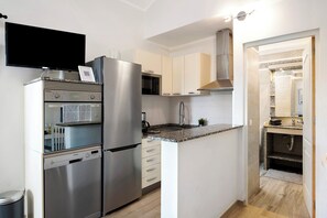 Een koelkast, een magnetron, een oven, een kookplaat