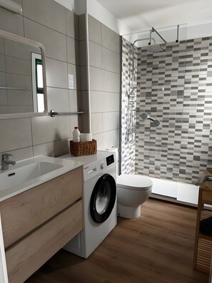 Een douche, een haardroger, handdoeken