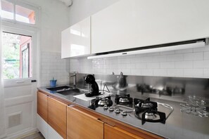Fridge, microwave, stovetop, dishwasher