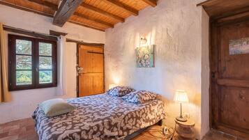 6 bedrooms, iron/ironing board, free WiFi, bed sheets