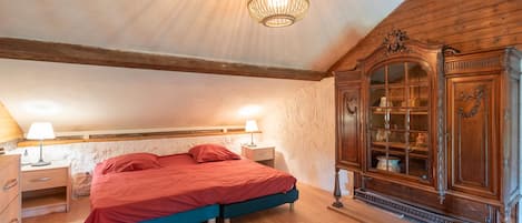 6 bedrooms, iron/ironing board, free WiFi, bed sheets