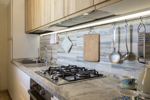 ثلاجة، فرن، موقد طهي مسطح، ماكينة لصنع القهوة/الشاي