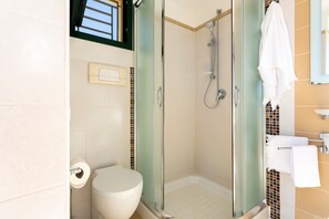 Ducha, artículos de higiene personal gratuitos y secador de pelo