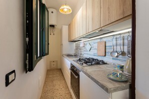 Réfrigérateur, four, plaque de cuisson, cafetière/bouilloire