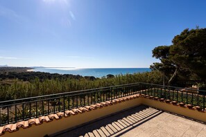 A balcony with a view of the sea, a tiled floor, and a railing. - Holiday Home 'The Rising Sun' with Sea View, Wi-Fi and Air Conditioning (Marinella)