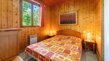 2 bedrooms, iron/ironing board