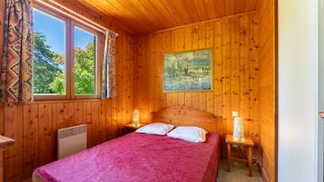 2 bedrooms, iron/ironing board, free WiFi