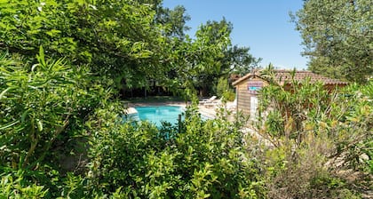 Chalet 'Gite Sariette' con piscina compartida, terraza privada y Wi-Fi