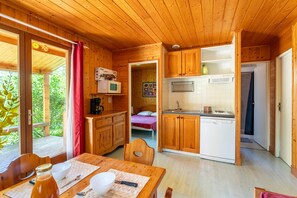 Fridge, microwave, stovetop, dishwasher - Chalet 'Gite Lavande' with Shared Pool, Private Terrace and Wi-Fi (Mirabel-aux-Baronnies)