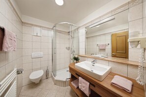 Shower, hair dryer, towels - Apartment 'Stöckerhof  Apfel' with Mountain View, Shared Pool and Wi-Fi (Merano)
