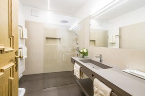 Dusche, Haartrockner, Handtücher
