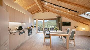 Een koelkast, een oven, een kookplaat, een vaatwasser