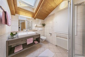 Shower, free toiletries, hair dryer, towels - Apartment 'Stöckerhof  Sonne' with Mountain View, Shared Pool and Wi-Fi (Merano)