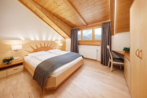 2 bedrooms, desk, iron/ironing board, free WiFi - Apartment 'Stöckerhof  Sonne' with Mountain View, Shared Pool and Wi-Fi (Merano)